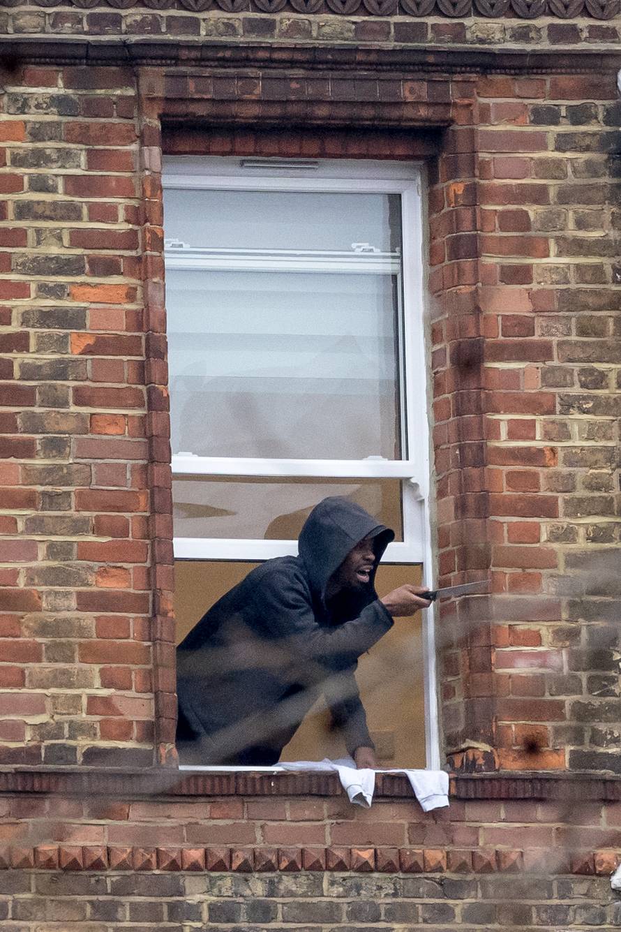 ?ovjek maše nožem s prozora u Lewishamu, policija na terenu