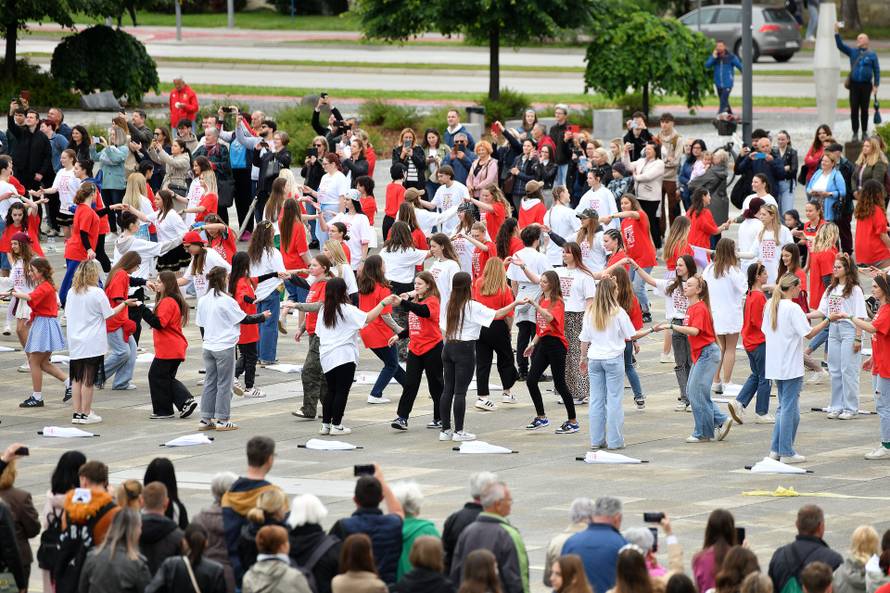 Varaždin: Stotinu maturanata varaždinskih srednjih škola plesalo tradicionalnu Quadrillu