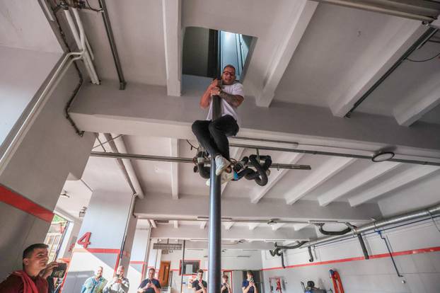 Stipe Miočić prvi se put u životu spustio niz šipku u vatrogasnoj postrojbi Zagreb