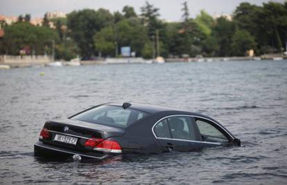 Zadar: Skupocjeni BMW vozač parkirao je ravno u plićak!