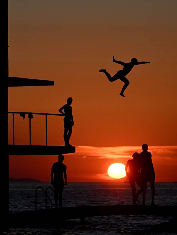Zadar: Skok u more u zalazak sunca
