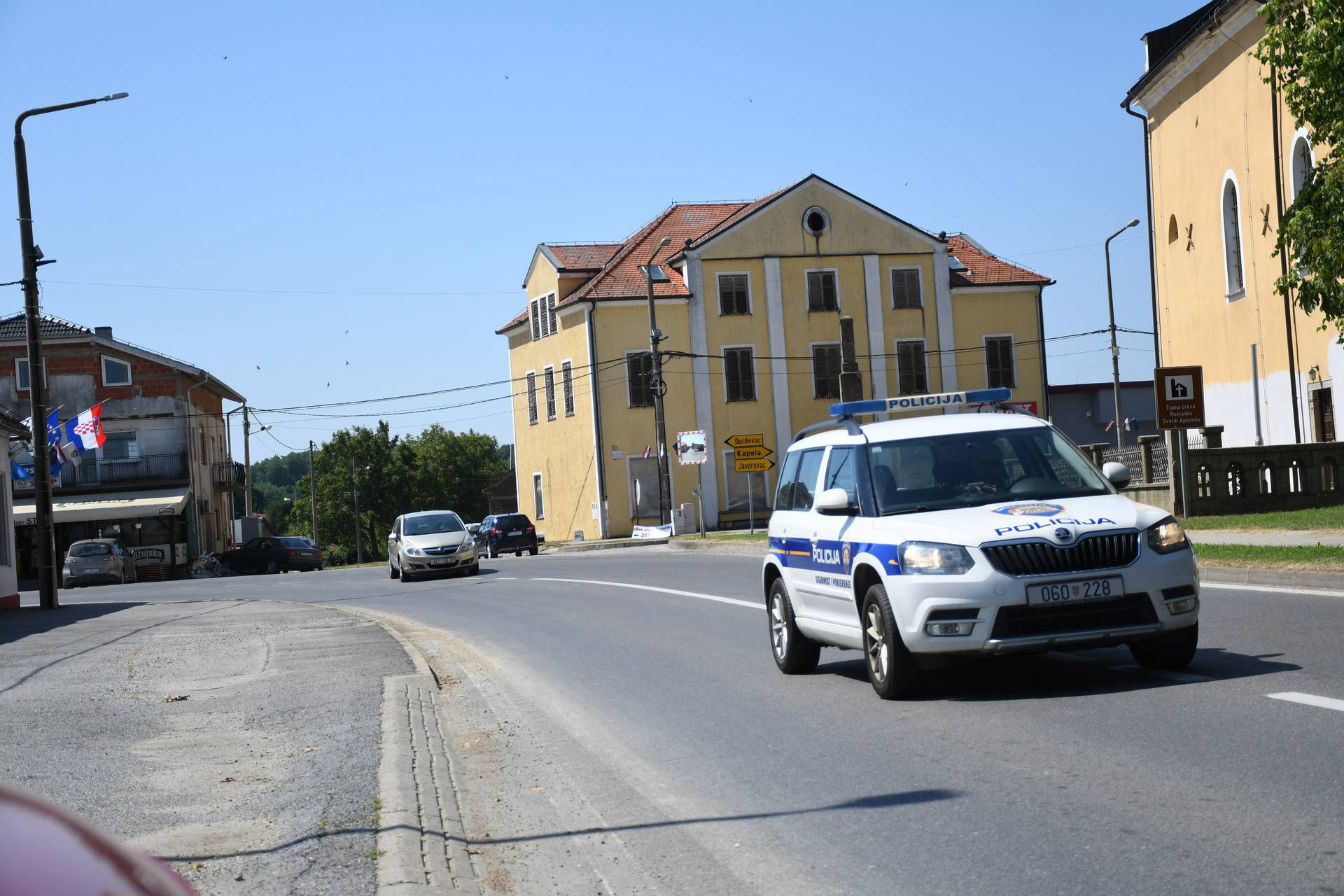 Na proslavi Dana općine Novigrad Podravski muškarac se automobilom zaletio u ljude na terasi kafića