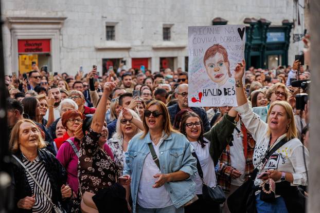 Split: Građani se okupili u spomen na Halida Bešlića na gradskoj Pjaci