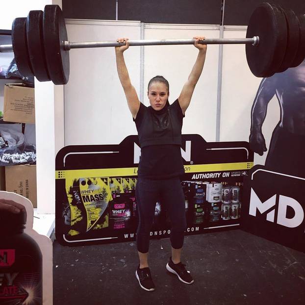 JEZIVE SCENE U UFC-u: Borkinja izgubila svijest nakon brutalnog nokauta! Pobjednica se molila