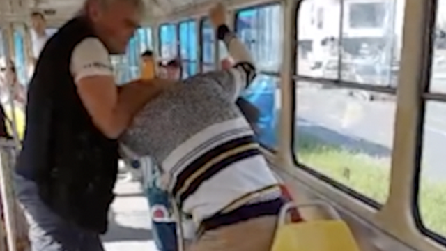 VIDEO Tramvaj pretvorili u ring: Potukli se stariji muškarci usred dana. Jedan završio u bolnici