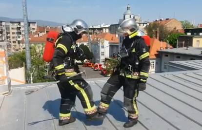 Vatrogasci plesali na krovu: 'Mi smo puno čvršći od dimnjaka...'