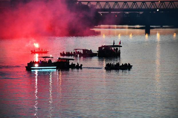 Slavonski Brod: Splavari ​t​radicionalnom bakljadom označili kraj ljetne sezone na rijeci​ Savi