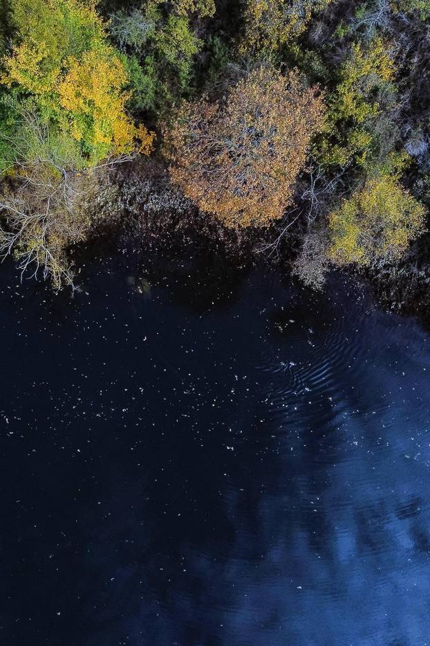 Pogled iz zraka na predivnu rijeku Liku u jesen koja osvaja na prvi pogled