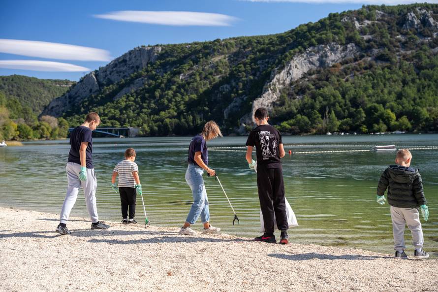 Što se krije ispod površine mora?