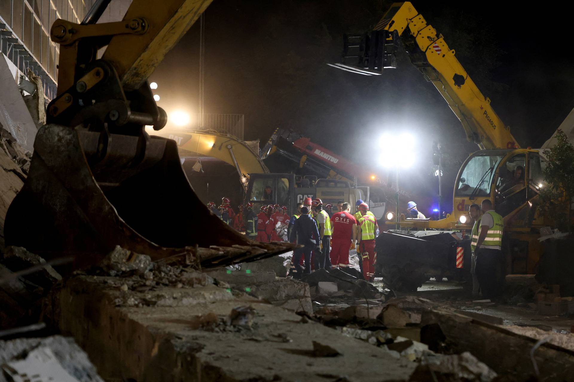 Railway station roof collapsed in Novi Sad