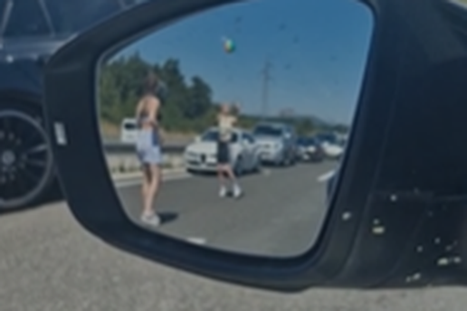 VIDEO Na autocesti nesnosne gužve, ljudi izlaze iz auta: 'Gle one dvije, igraju odbojku...'