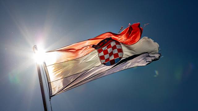Zastava Republike Hrvatske vijori na vjetru
