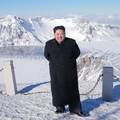 U kožnim cipelama? 'Vođa Kim osvojio planinu od 2744 metra'