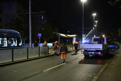 FOTO Kaos u Zagrebu: Autom se zaletio u tramvajsku stanicu u Prečkom, cesta je puna stakla...