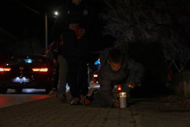 Škabrnja: Odavanje počasti poginulima paljenjem svijeća u Ulici 18. studenog 1991