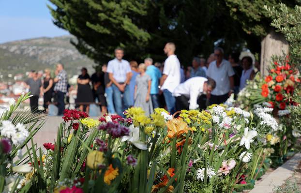 Vinišće: Posljedni ispraćaj pomorca Boška Kostovića stradalog u nesreći Jadrolinijinog trajekta