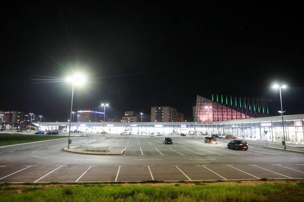 Zagreb: Iako je trgovacčki centar Arena park otvoren, parkirališna mjesta su gotova prazna