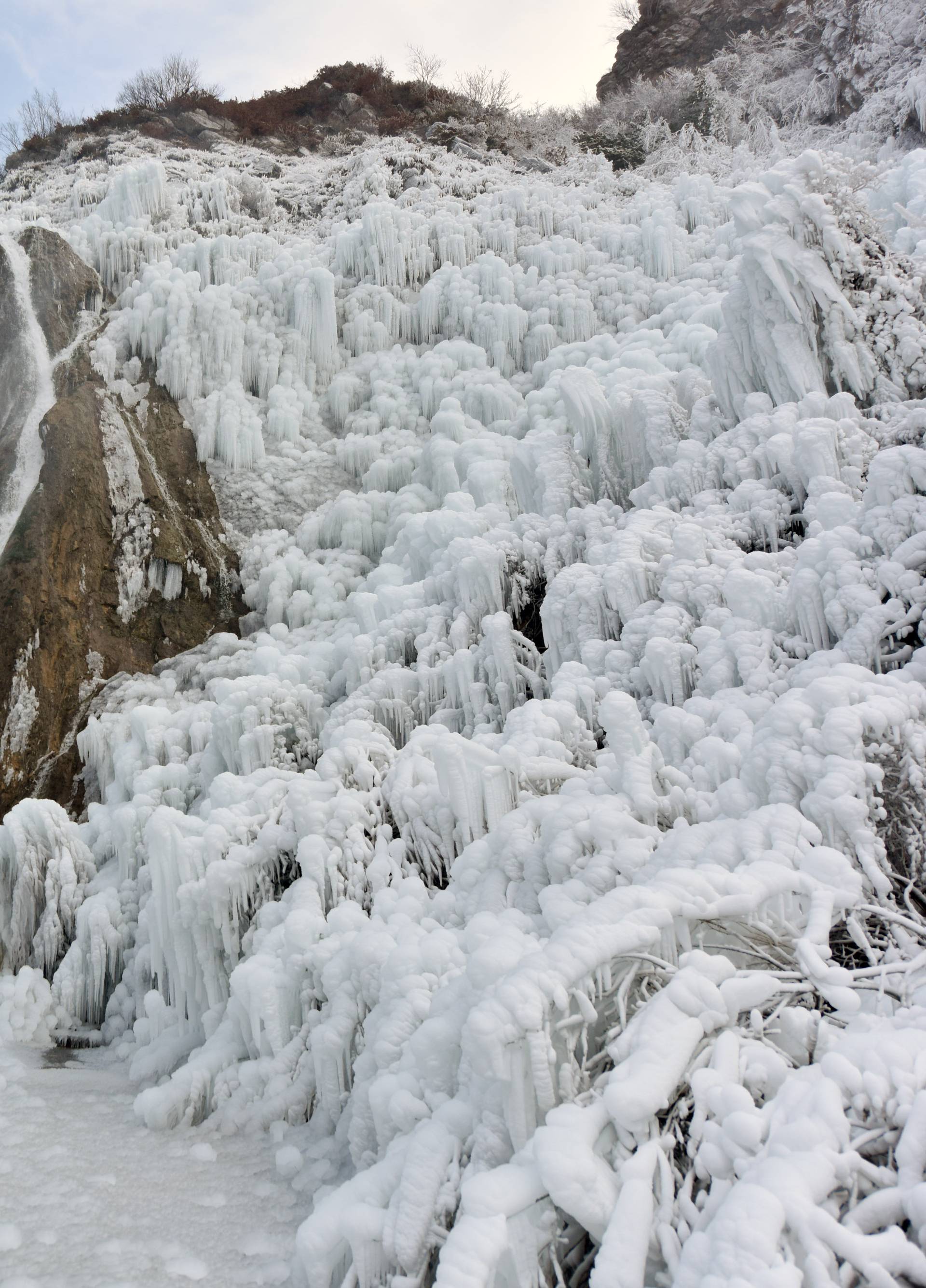 Smrznuta senjska riva, zaleđen slap u Kninu, barke okovao led