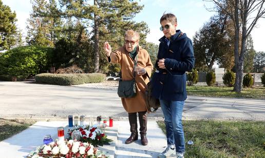 FOTO Ćirina sestra zapalila je svijeću pokojnom treneru