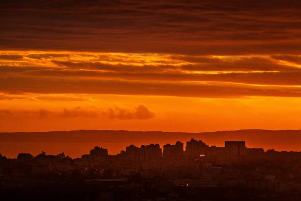 Mravince: Pogled na Split i zalazak sunca iza tmurnih oblaka