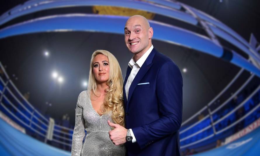 Tyson Fury uhvaćen na plaži s golišavim ljepoticama, javila se i njegova trudna supruga Paris