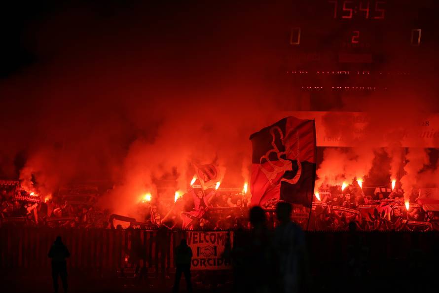 Vinkovci: Torcida bakljama gađala navijače Cibalije