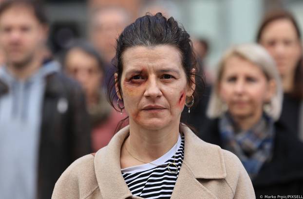 Zagreb : Na Trgu bana Josipa Jelačića, održao se kratak i snažan performans posvećen borbi protiv obiteljskog i rodno uvjetovanog nasilja