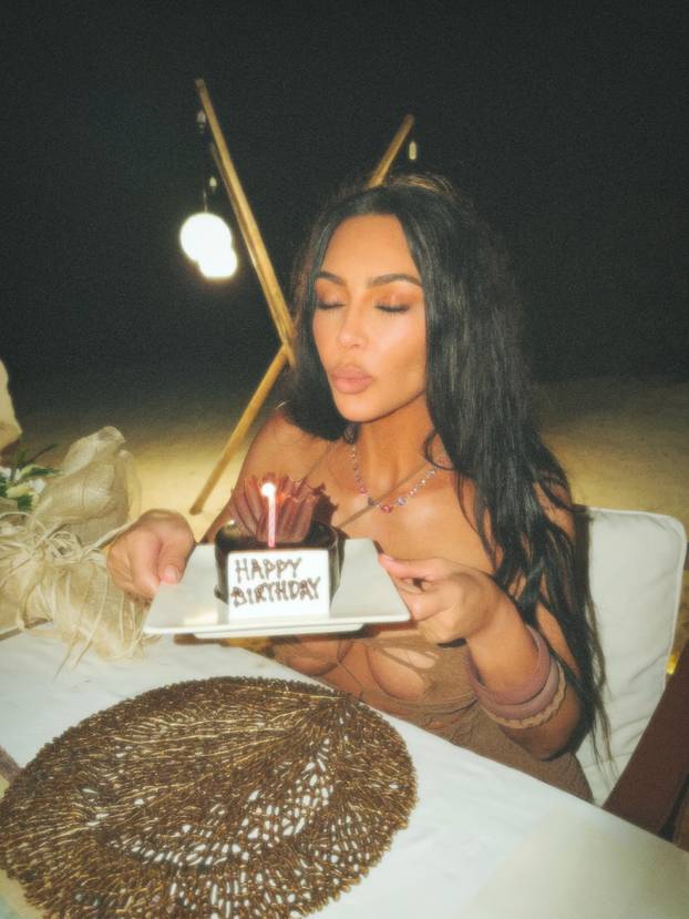 FOTO Bujna Kim Kardashian grudi je skrila samo konopcima