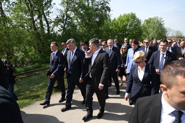 Susret Milanovića i Plenkovića u Jasenovcu, no bez rukovanja