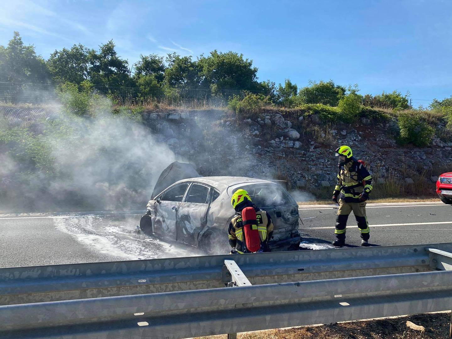 Zaspao za volanom pa se zabio u ogradu na Ipsilonu: Iz auta u plamenu svi izašli bez ozljeda