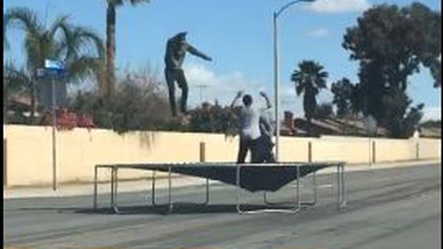 Neka pati koga smeta: Nasred ceste skakali na trampolinu