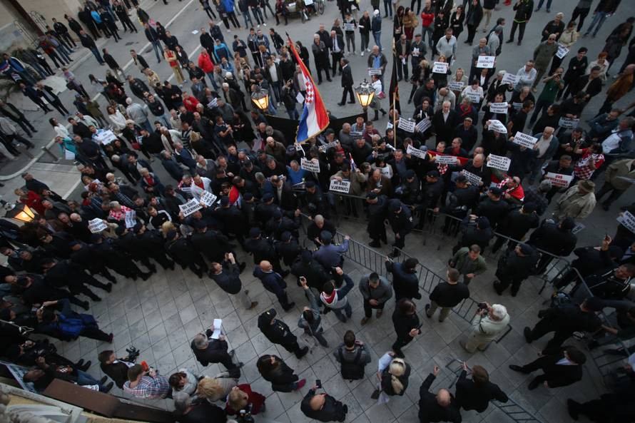 Policija izbacila HSP-ovce koji su ometali Frljićevu predstavu