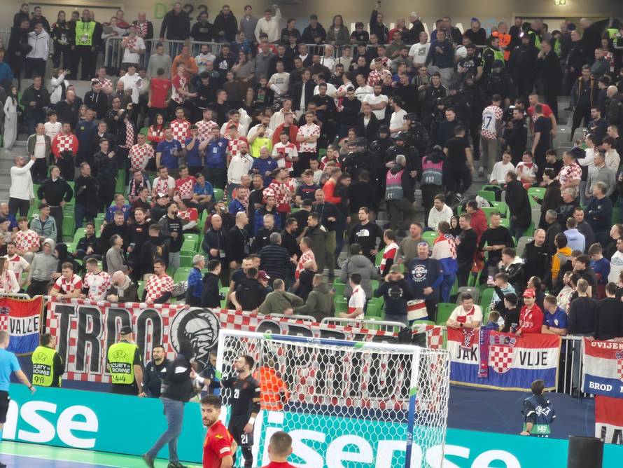 Kaos u Ljubljani! Hrvati bacali čaše u teren i prekinuli susret