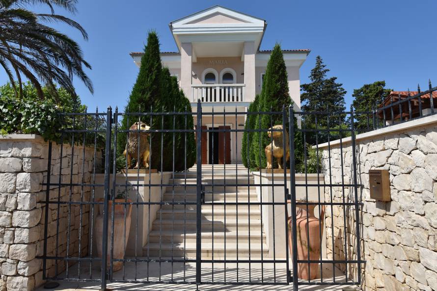 HNS: Zgroženi smo sramotnim napadom na Rakitića i obitelj