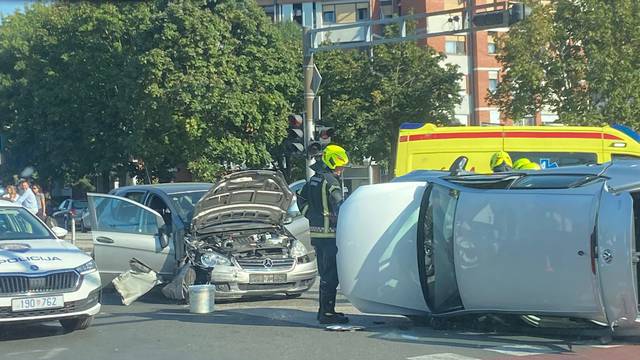 FOTO Prometna u Zagrebu: U Španskom se prevrnuo auto