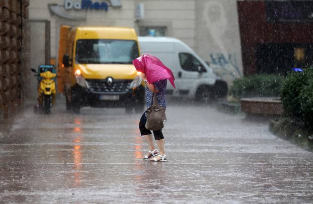 Pljusak u Rijeci osvježio prolaznike na Korzu