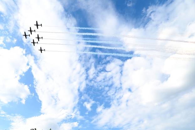 Zagreb: Prelet helikoptera i zrakoplova  tijekom svečanog obilježavanja 30. obljetnice VRO Oluja