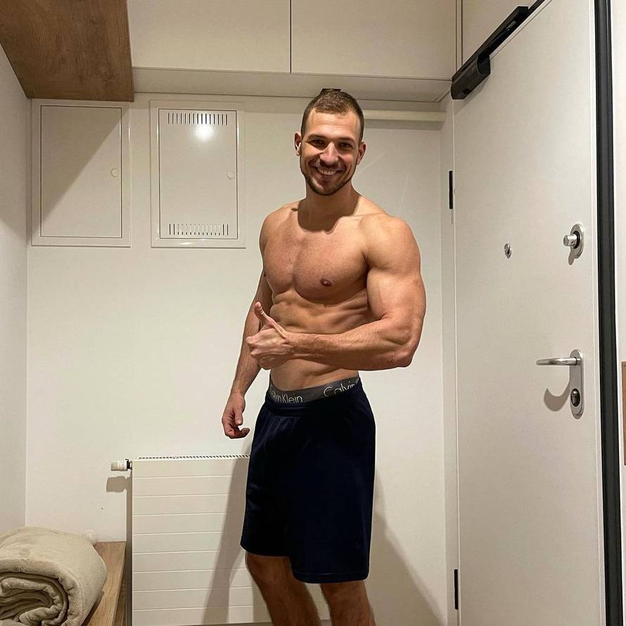 Mijo pozirao u donjem rublju pa zaradio komplimente za mišiće