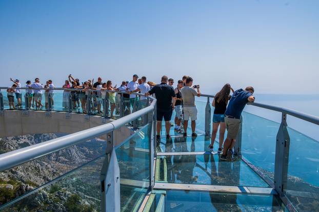 Brojni posjetitelji dovoljno su hrabri za obilazak Skywalka, vidikovca na Biokovu