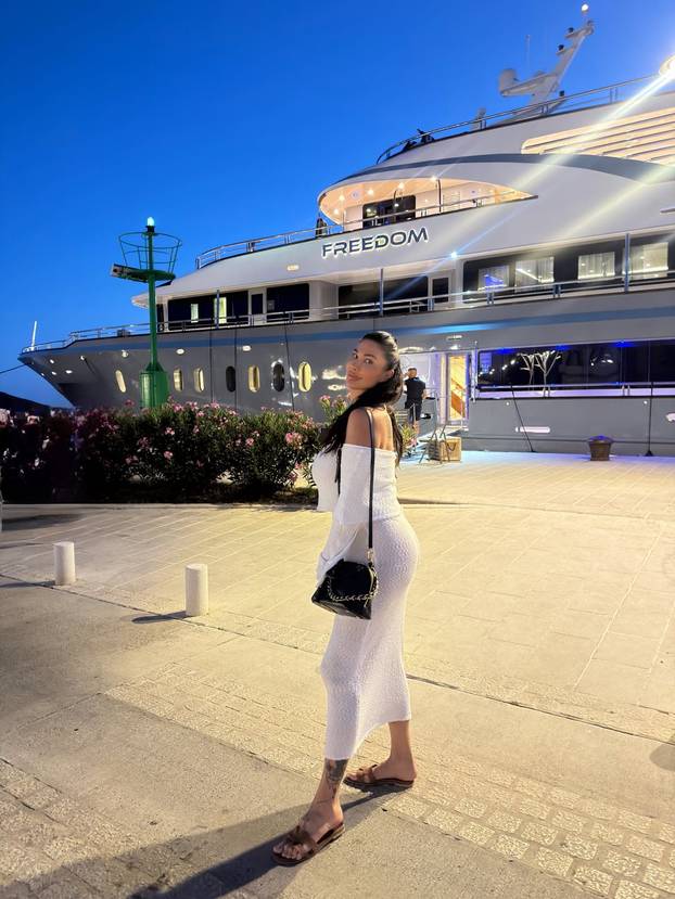 FOTO Zanosna Splićanka pliva s dupinima, a u ringu je zbog oca. Nedavno se i zaručila...