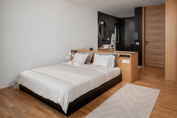 FOTO Nikad viđeno! Prodaje se vila na Šolti. Stoljetna maslina vam raste kraj kauča. Evo cijene