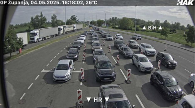FOTO Kilometarske kolone i zastoji na autocestama. Na granicama višesatna čekanja