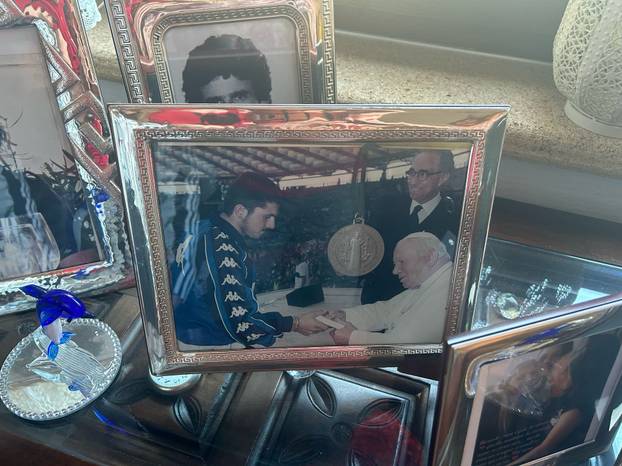 FOTO Bili smo u luksuznoj kući Gattusovih: Dresovi, trofeji i neobičan poklon usred sobe