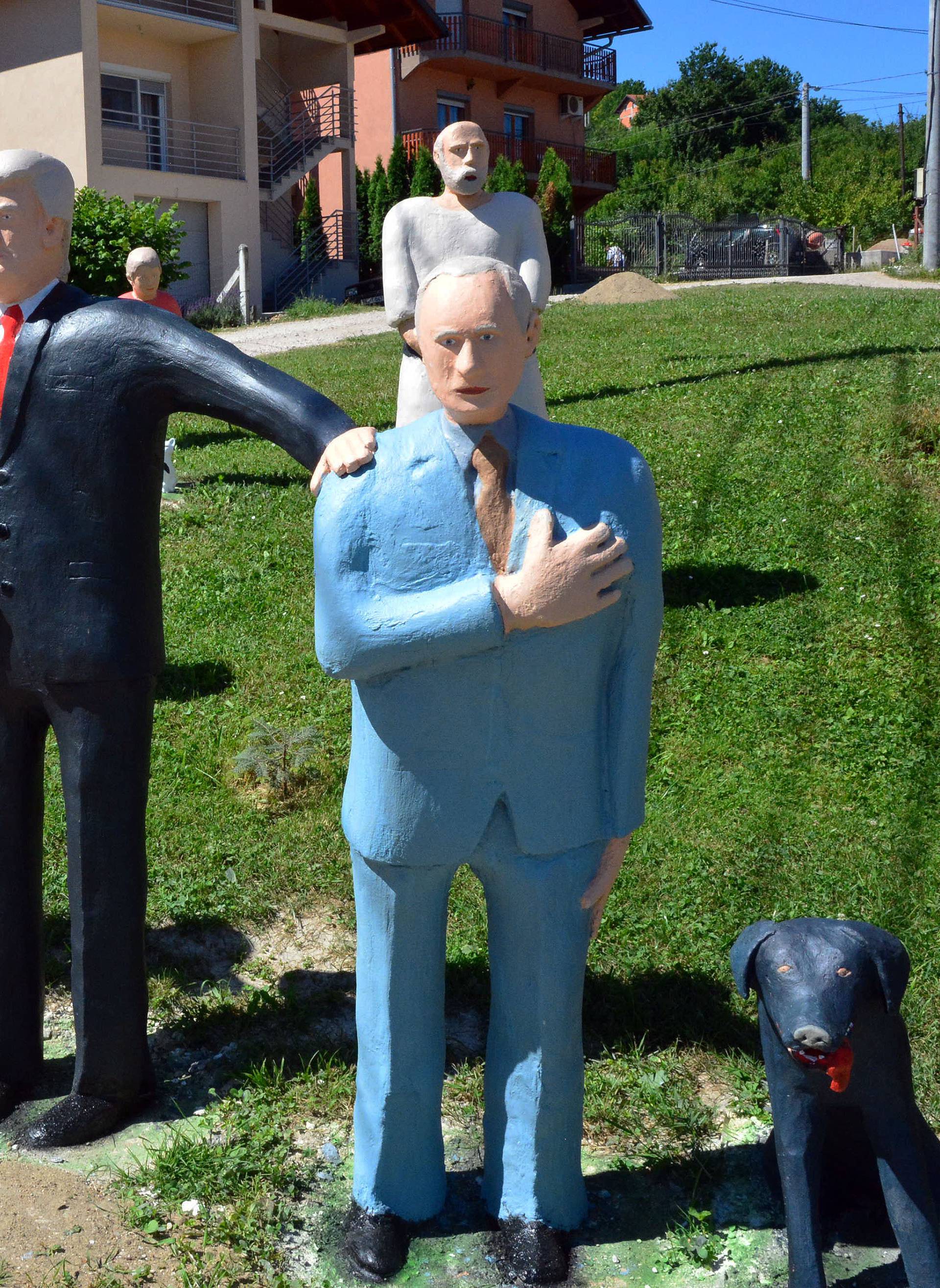 Glineni Donald i Putin druže se kod kipara Steve u Banja Luci