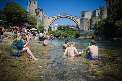 FOTO Brojni turisti rashladili se u Neretvi. U Mostaru i do 42°C