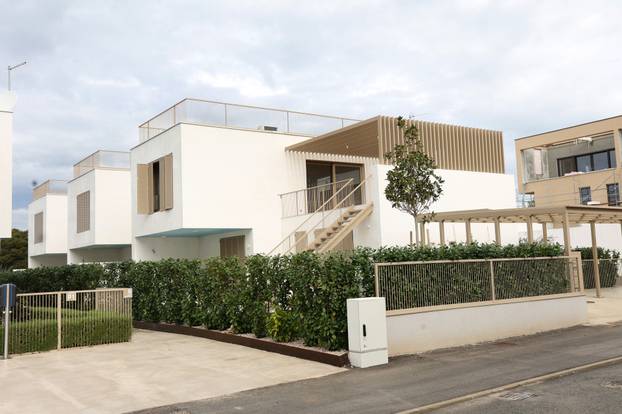 Šibenik: Novoizgrađene vile na plaži Rezalište u Brodarici