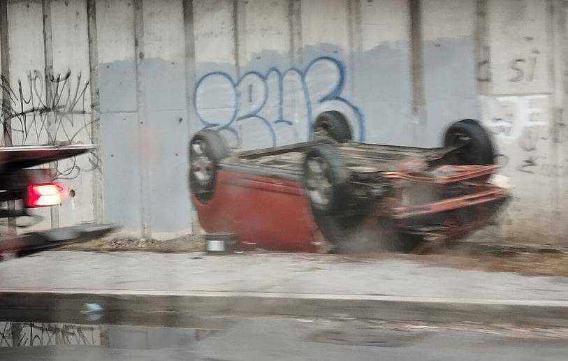 Teška nesreća kod Velike Gorice: Izletio s ceste i završio na krovu