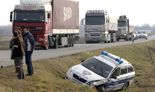 Žena pretjecala kamione pa se sudarila s policijskim vozilom