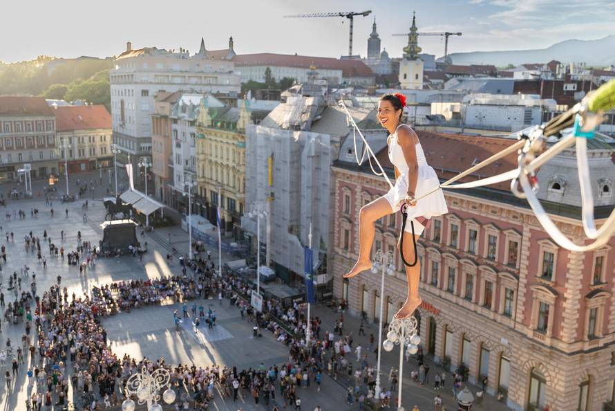 Zagreb: Antonia Gašparov hodom na žici privukla poglede prolaznika