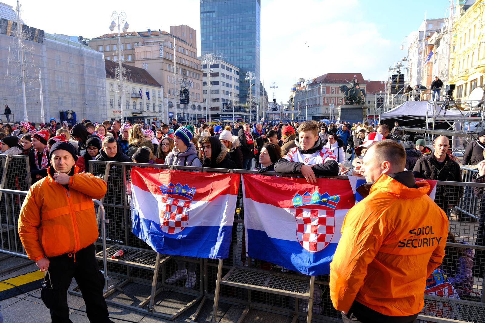 Zagreb: Najvjerniji navijači na Trgu već zauzeli mjesta za doček Vatrenih